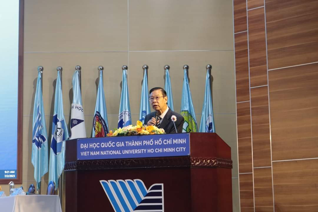 GS Đặng Vạn Phước phân tích các xu thế chuyển dịch trong y học đầu thế kỷ XXI. (Ảnh: ĐHQG TP. HCM) GS Đặng Vạn Phước phân tích các xu thế chuyển dịch trong y học đầu thế kỷ XXI. (Ảnh: ĐHQG TP. HCM)