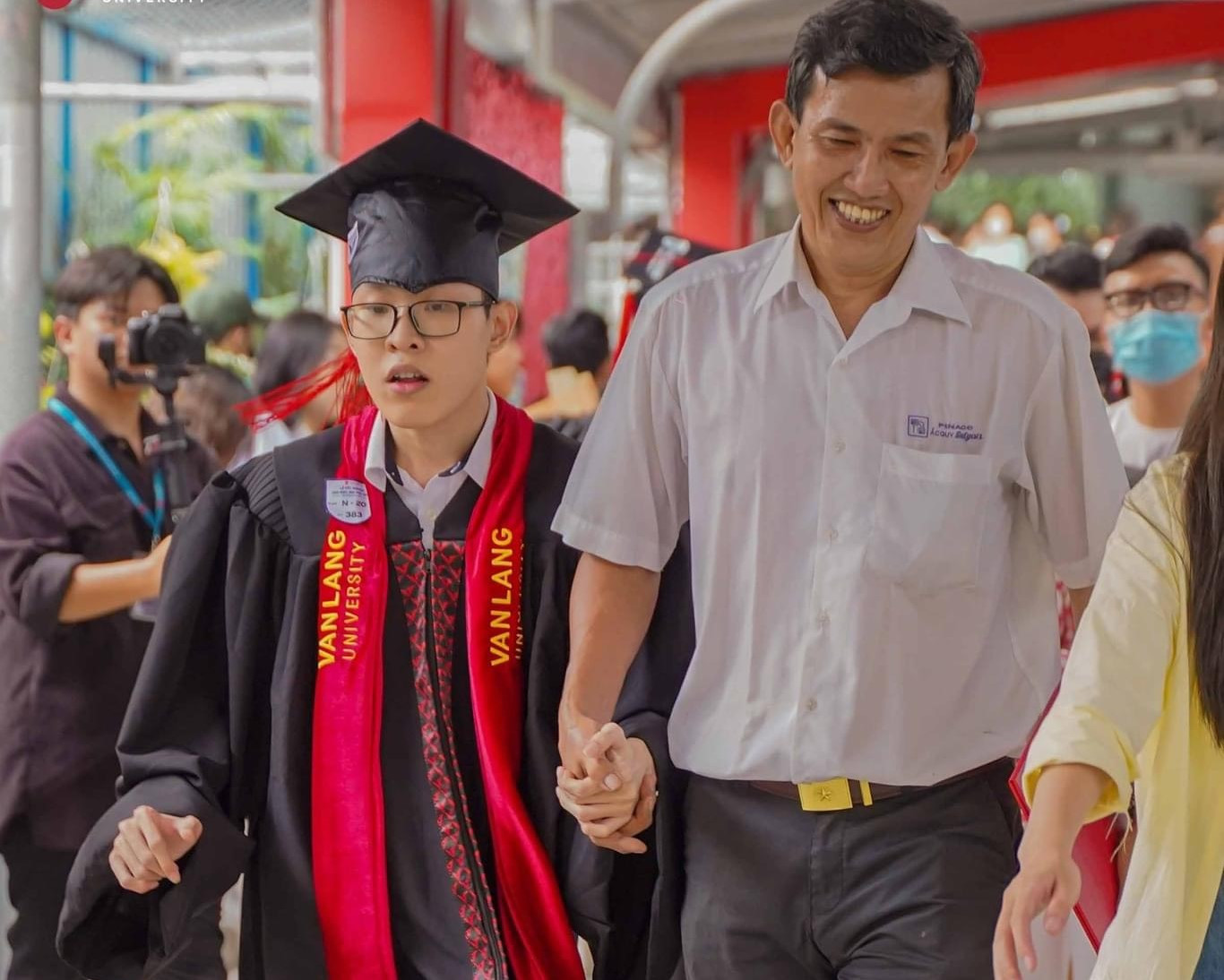 Từ những cố gắng của bản thân, Duy dần trở thành tấm gương truyền động lực cho nhiều sinh viên khác trong trường. Từ những cố gắng của bản thân, Duy dần trở thành tấm gương truyền động lực cho nhiều sinh viên khác trong trường.