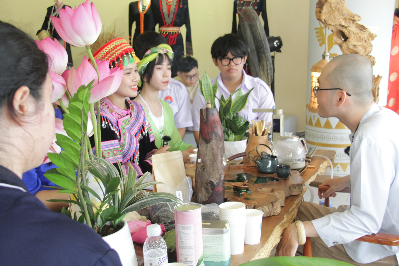 Không gian khám phá nghệ thuật dân gian, văn hóa Việt Nam thu hút nhiều bạn trẻ. (Ảnh: Lan Huỳnh).