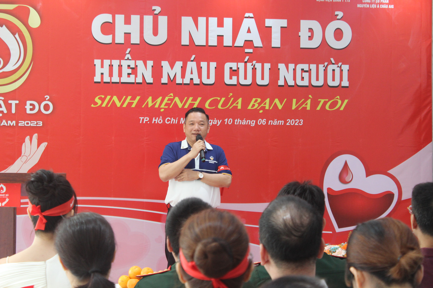 Ông Phan Duy Hiếu - Tổng giám đốc Công ty CP Hóa chất Á Châu, đại diện Tập đoàn nguyên liệu Á Châu AIG vui mừng bày tỏ. "Chúng tôi chân thành cảm ơn Chủ nhật Đỏ của báo Tiền Phong đã lan tỏa đến đây. Chủ nhật Đỏ là một hoạt động ý nghĩa, nhân văn cao quý. Cảm ơn các tình nguyện viên và người tham gia hiến máu đã góp một phần nhỏ mà không hề nhỏ, đó là việc trao đi những giọt máu quý giá của mình."