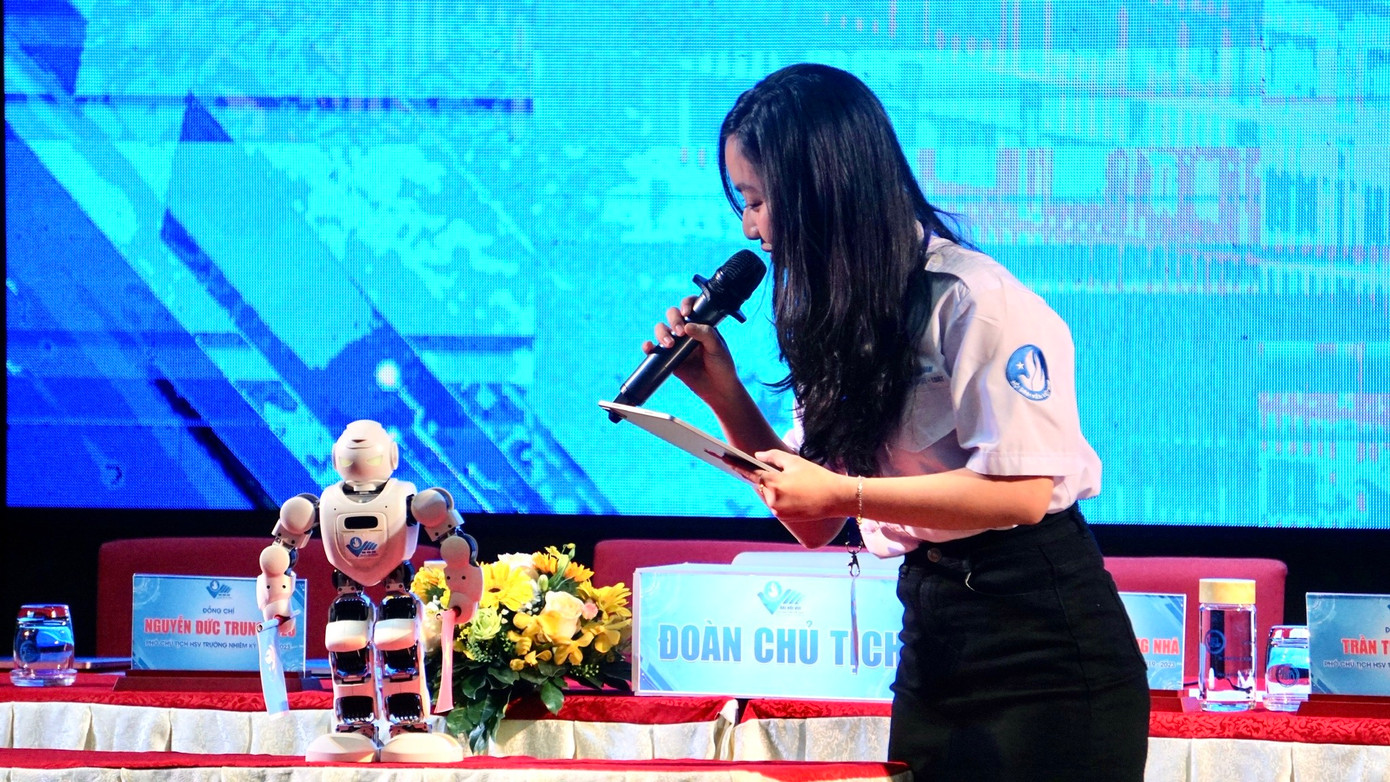 Robot AI đầu tiên tham dự Đại hội Hội Sinh viên cấp Trường. Robot AI đầu tiên tham dự Đại hội Hội Sinh viên cấp Trường.