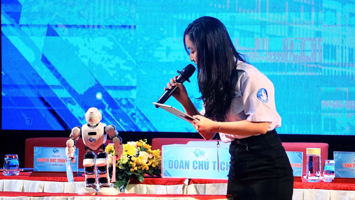 Robot AI đầu tiên tham dự Đại hội Hội Sinh viên cấp Trường.