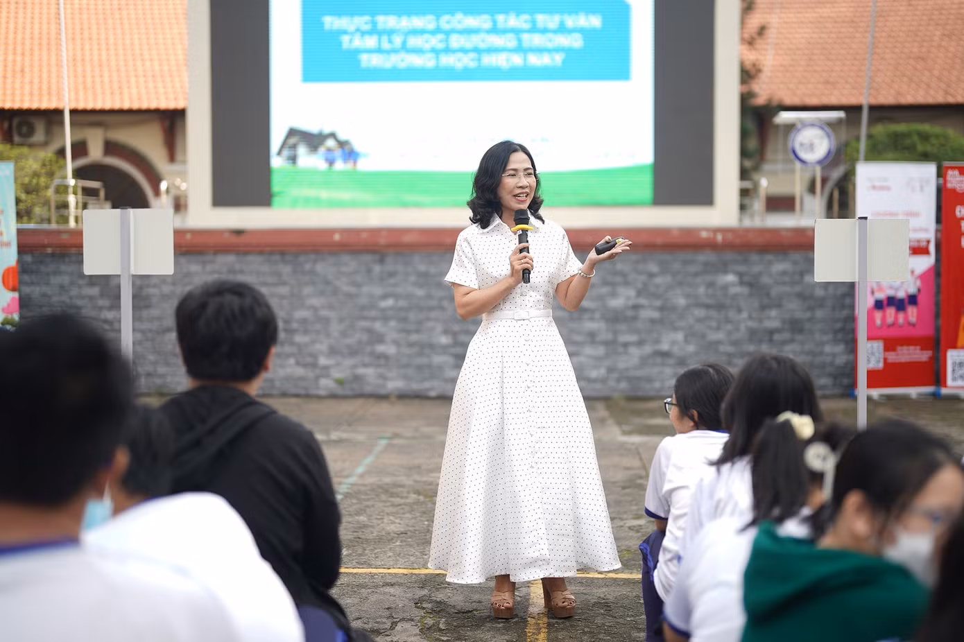 Các chuyên gia tâm lý chia sẻ tại chương trình. (Ảnh: Phạm Nguyễn)