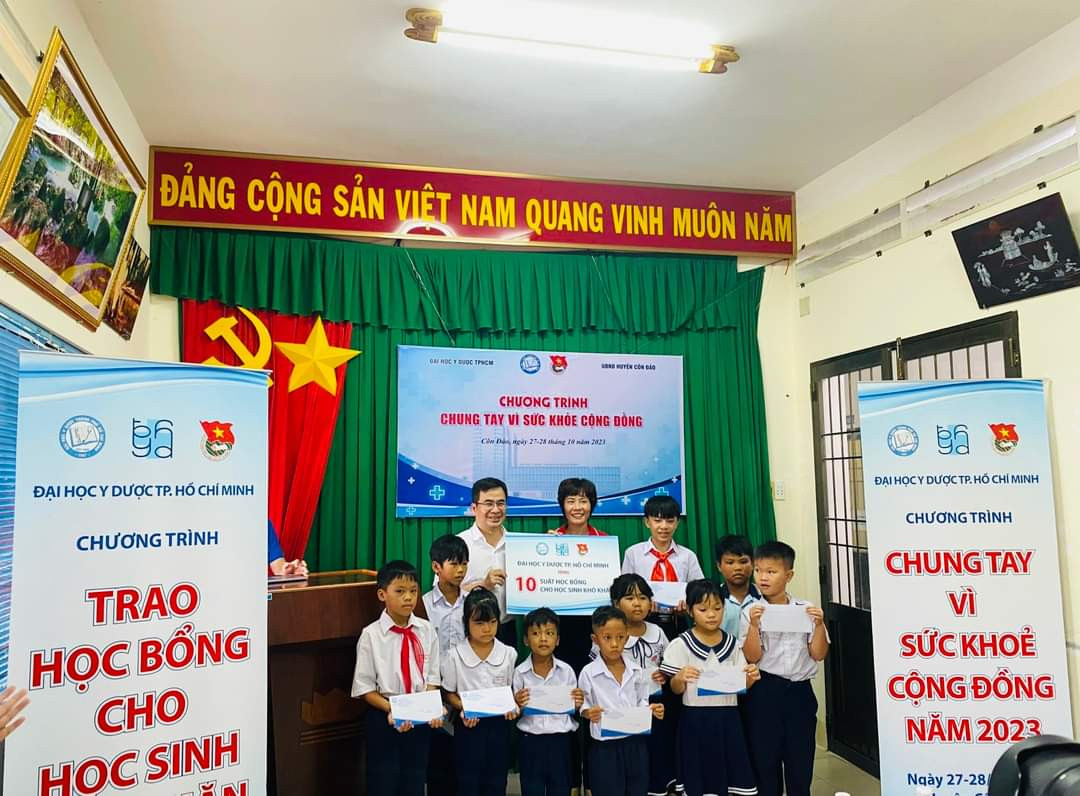 Đoàn trao tặng những suất học bổng cho các em học sinh khó khăn và những phần quà cho các chiến sĩ đang làm nhiệm vụ trên đảo. Đoàn trao tặng những suất học bổng cho các em học sinh khó khăn và những phần quà cho các chiến sĩ đang làm nhiệm vụ trên đảo.
