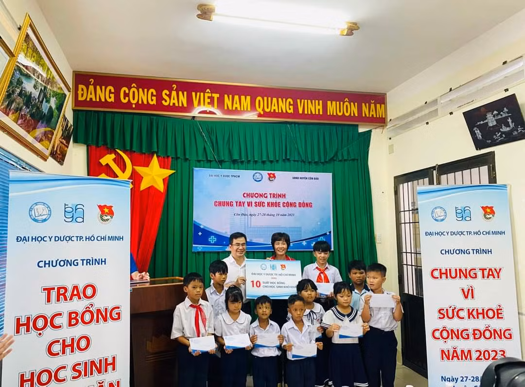 Đoàn trao tặng những suất học bổng cho các em học sinh khó khăn và những phần quà cho các chiến sĩ đang làm nhiệm vụ trên đảo.