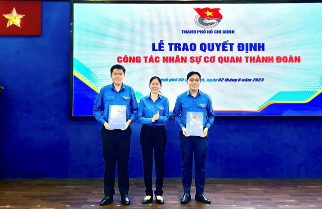Bí thư Thành Đoàn TP. HCM Phan Thị Thanh Phương trao quyết định điều động, bổ nhiệm cho anh Nguyễn Tất Toàn (phải) và anh Nguyễn Đăng Khoa. (Ảnh: Thành Đoàn TP. HCM) Bí thư Thành Đoàn TP. HCM Phan Thị Thanh Phương trao quyết định điều động, bổ nhiệm cho anh Nguyễn Tất Toàn (phải) và anh Nguyễn Đăng Khoa. (Ảnh: Thành Đoàn TP. HCM)