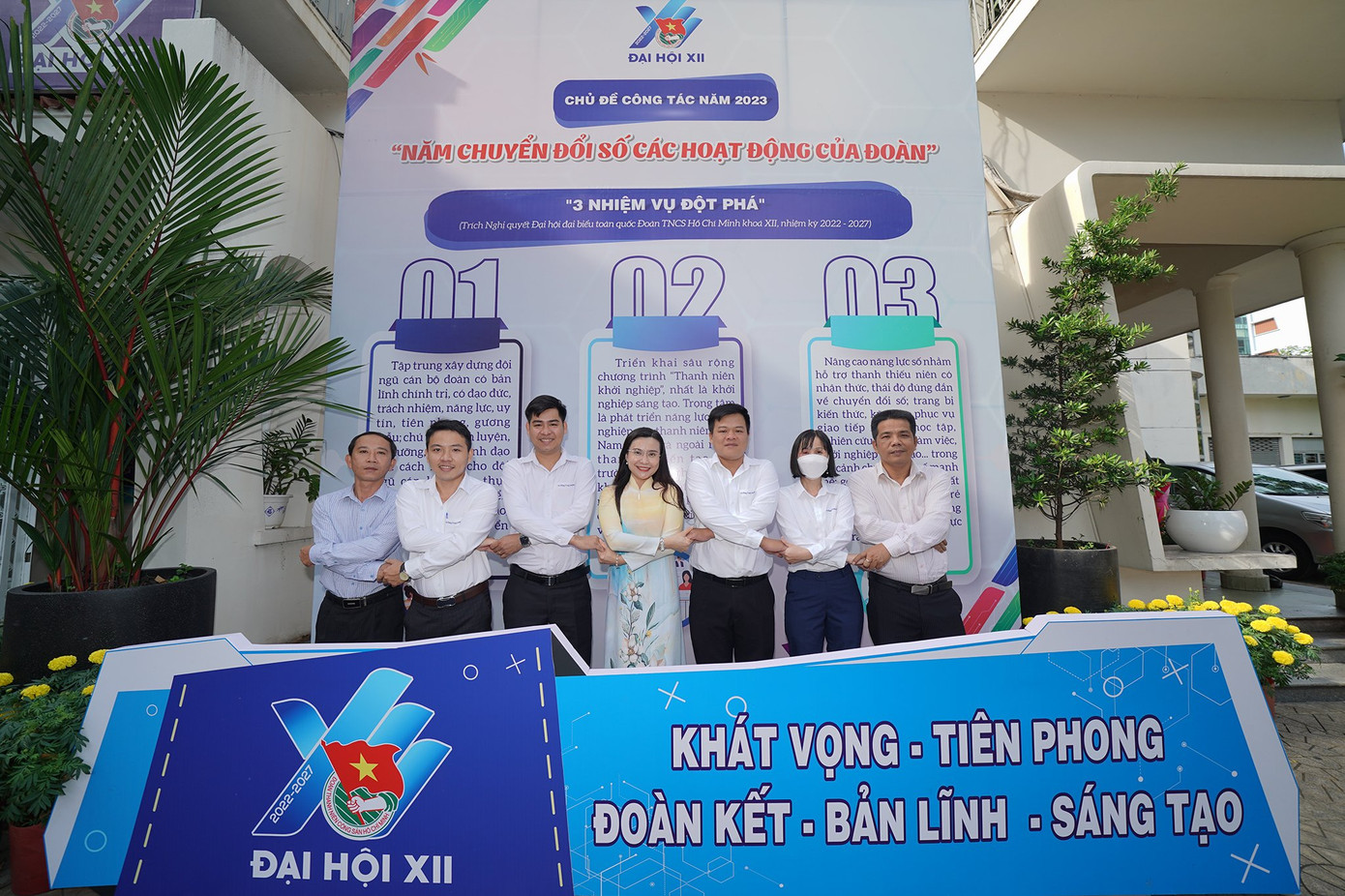 Bí thư T.Ư Đoàn Nguyễn Phạm Duy Trang (giữa) chụp hình cùng Phòng Công tác Đoàn phía Nam. Bí thư T.Ư Đoàn Nguyễn Phạm Duy Trang (giữa) chụp hình cùng Phòng Công tác Đoàn phía Nam.