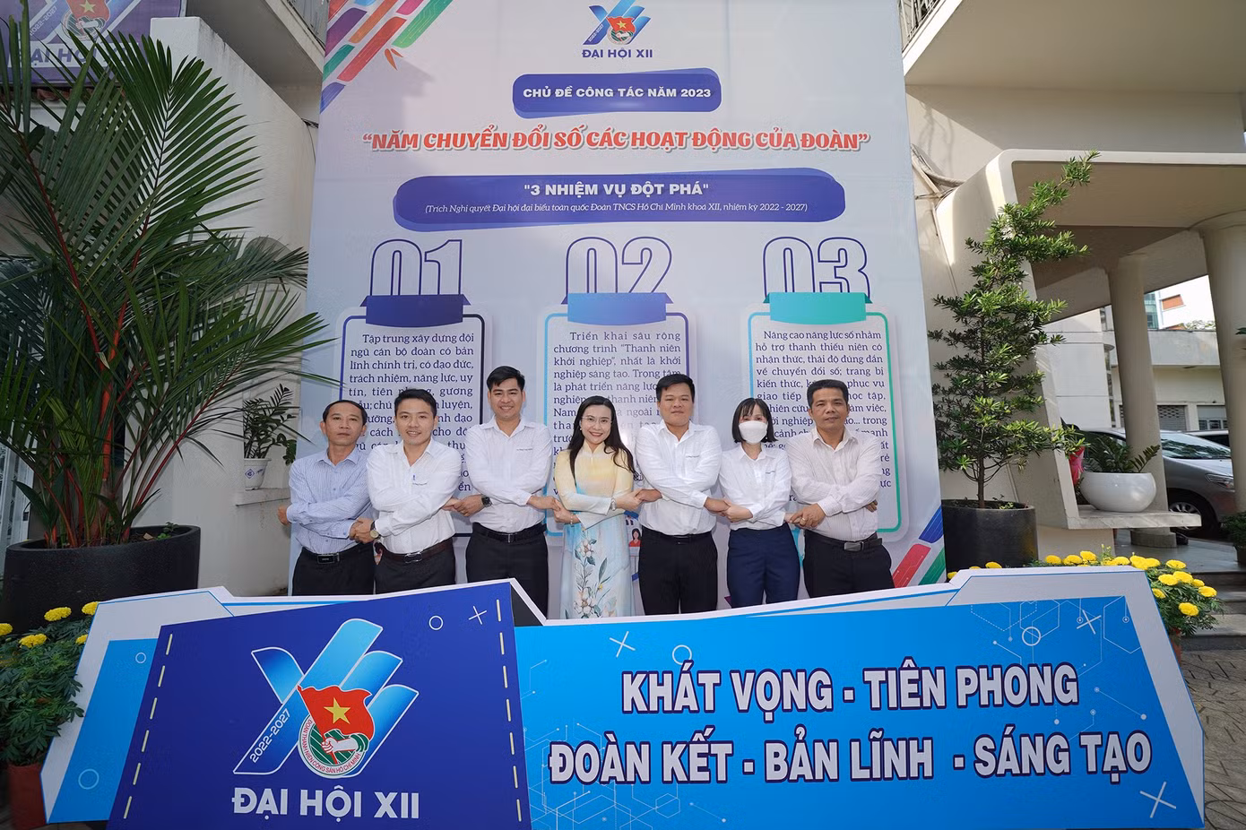 Bí thư T.Ư Đoàn Nguyễn Phạm Duy Trang (giữa) chụp hình cùng Phòng Công tác Đoàn phía Nam.