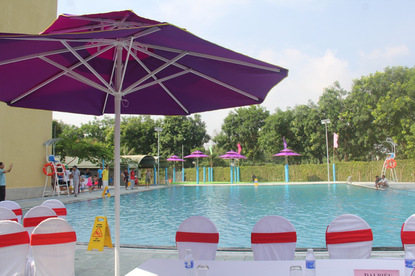 Hồ bơi vào dịp này cũng trở nên đông đúc. Hồ bơi vào dịp này cũng trở nên đông đúc.