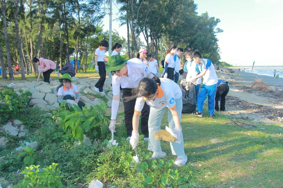 Các bạn sinh viên tham gia làm sạch môi trường tại công viên Cần Thạnh (huyện Cần Giờ).