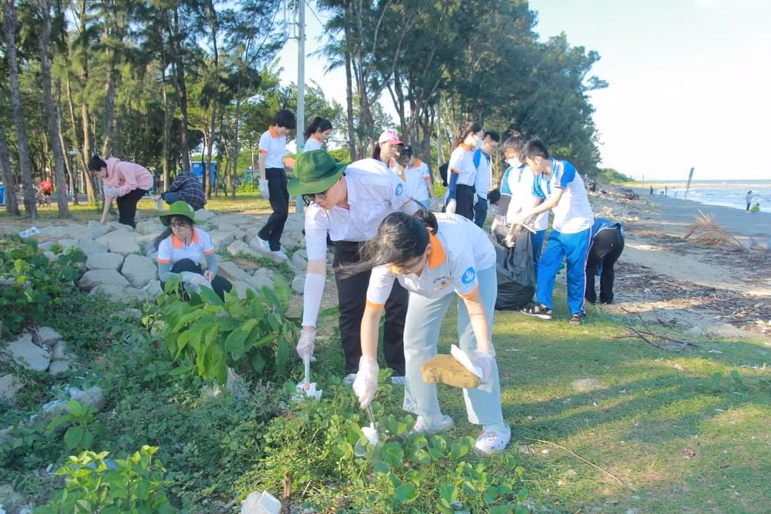 Các bạn sinh viên tham gia làm sạch môi trường tại công viên Cần Thạnh (huyện Cần Giờ). Các bạn sinh viên tham gia làm sạch môi trường tại công viên Cần Thạnh (huyện Cần Giờ).