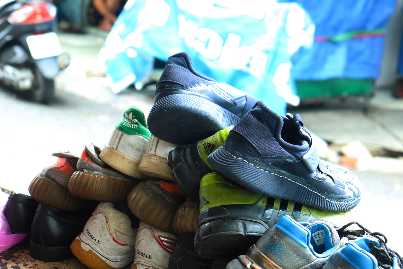 Lúc mới nhận sửa miễn phí, anh Tuấn thường dặn người này người kia có bạn bị hư giày dép thì mang đến tiệm anh. (Ảnh: Phương An)