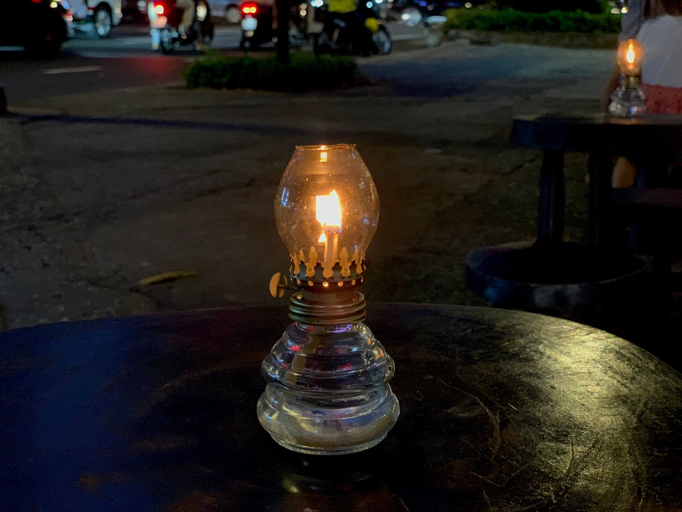 "Nhìn vào đèn dầu có thể cảm nhận được sự tĩnh lặng và bình yên. Đó là khoảnh khắc để ngừng lại, quên đi cuộc sống bận rộn và đắm chìm trong những suy tư riêng. Có lẽ vì vậy mà chiếc đèn dầu luôn đánh thức những kí ức đẹp về tuổi thơ", một bạn trẻ lần đầu đến 'Góc đèn dầu' chia sẻ.