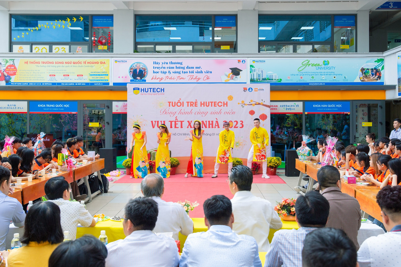 Sinh viên được thưởng thức các tiết mục văn nghệ trong chương trình 'Sinh viên vui Tết xa nhà' Sinh viên được thưởng thức các tiết mục văn nghệ trong chương trình 'Sinh viên vui Tết xa nhà'