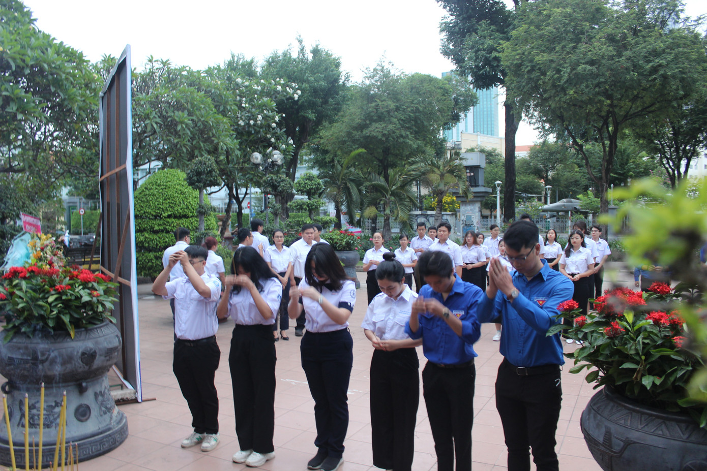 Các học sinh, sinh viên tiêu biểu của TPHCM dâng hương trước tượng đài liệt sĩ Trần Văn Ơn.