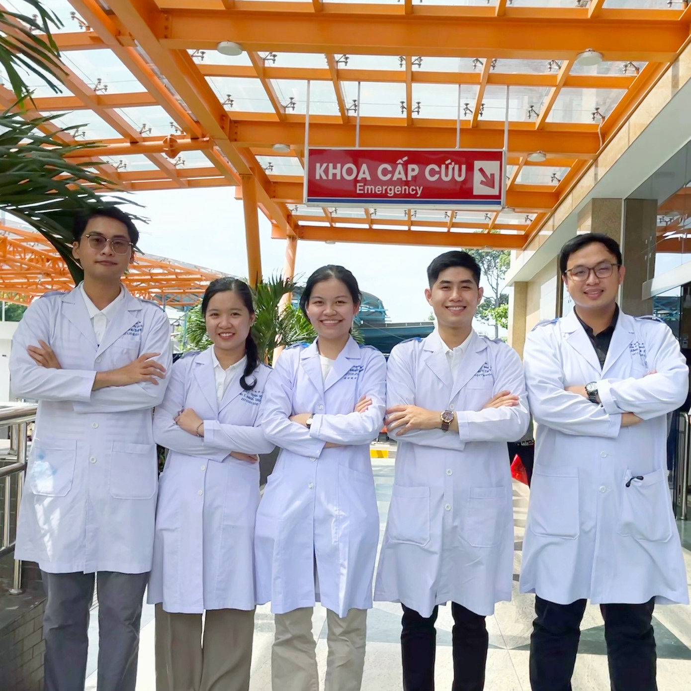 5 thành viên tham gia nghiên cứu đều là các sinh viên Y đa khoa thuộc khoa Y của ĐHQG TP. HCM. 5 thành viên tham gia nghiên cứu đều là các sinh viên Y đa khoa thuộc khoa Y của ĐHQG TP. HCM.