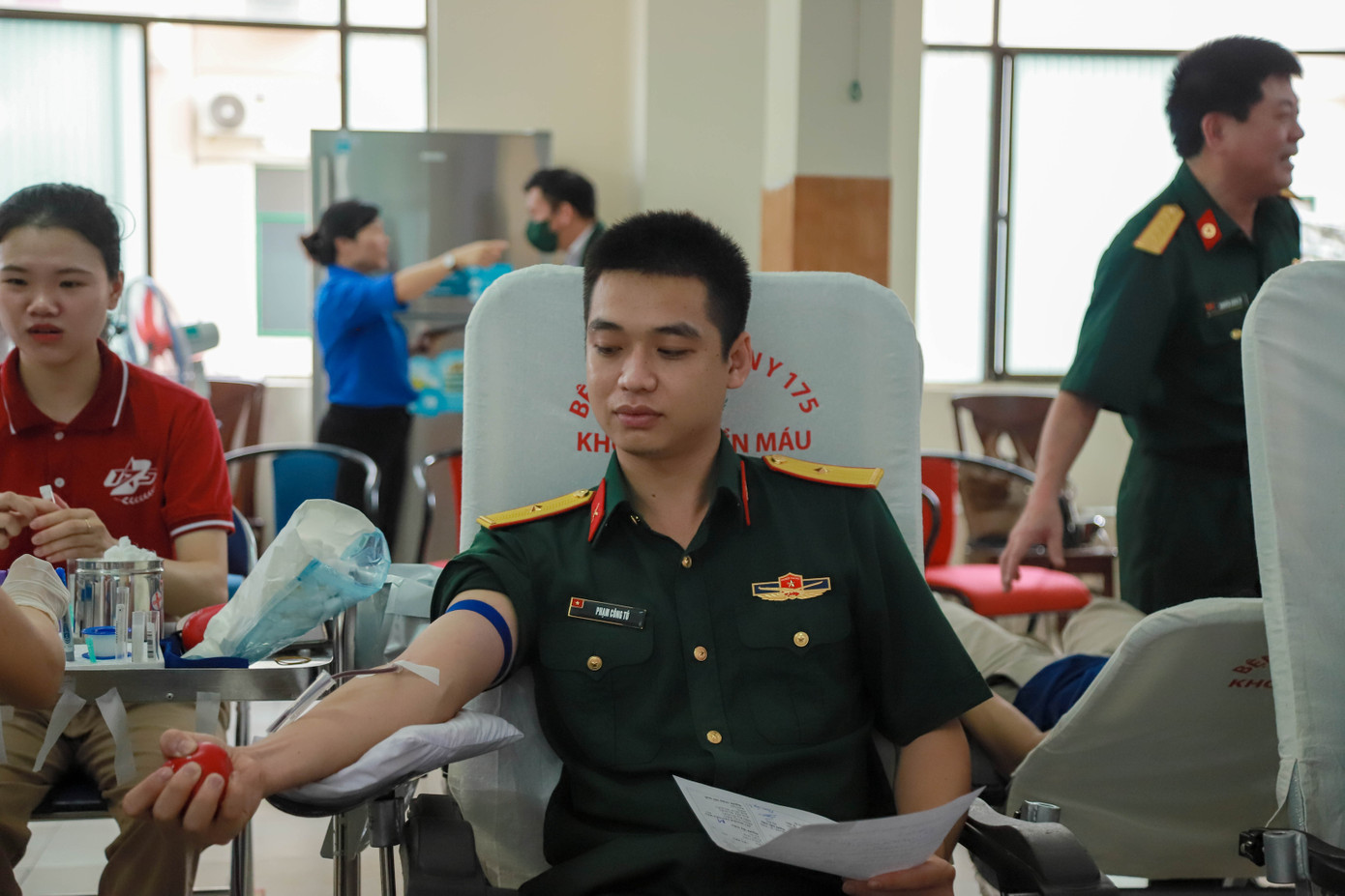 Thiếu úy Phạm Công Tú cho biết, đối với người chiến sĩ, những hoạt động xã hội như hiến máu nhân đạo cũng là một cách để rèn luyện tinh thần, đạo đức của bản thân. Ngoài ra, các chiến sĩ quân đội đều có sức khỏe tốt, vì thế việc hiến máu là hoạt động thiết thực không chỉ giúp đỡ các đồng đội mà còn là nhân dân bên ngoài đơn vị.
