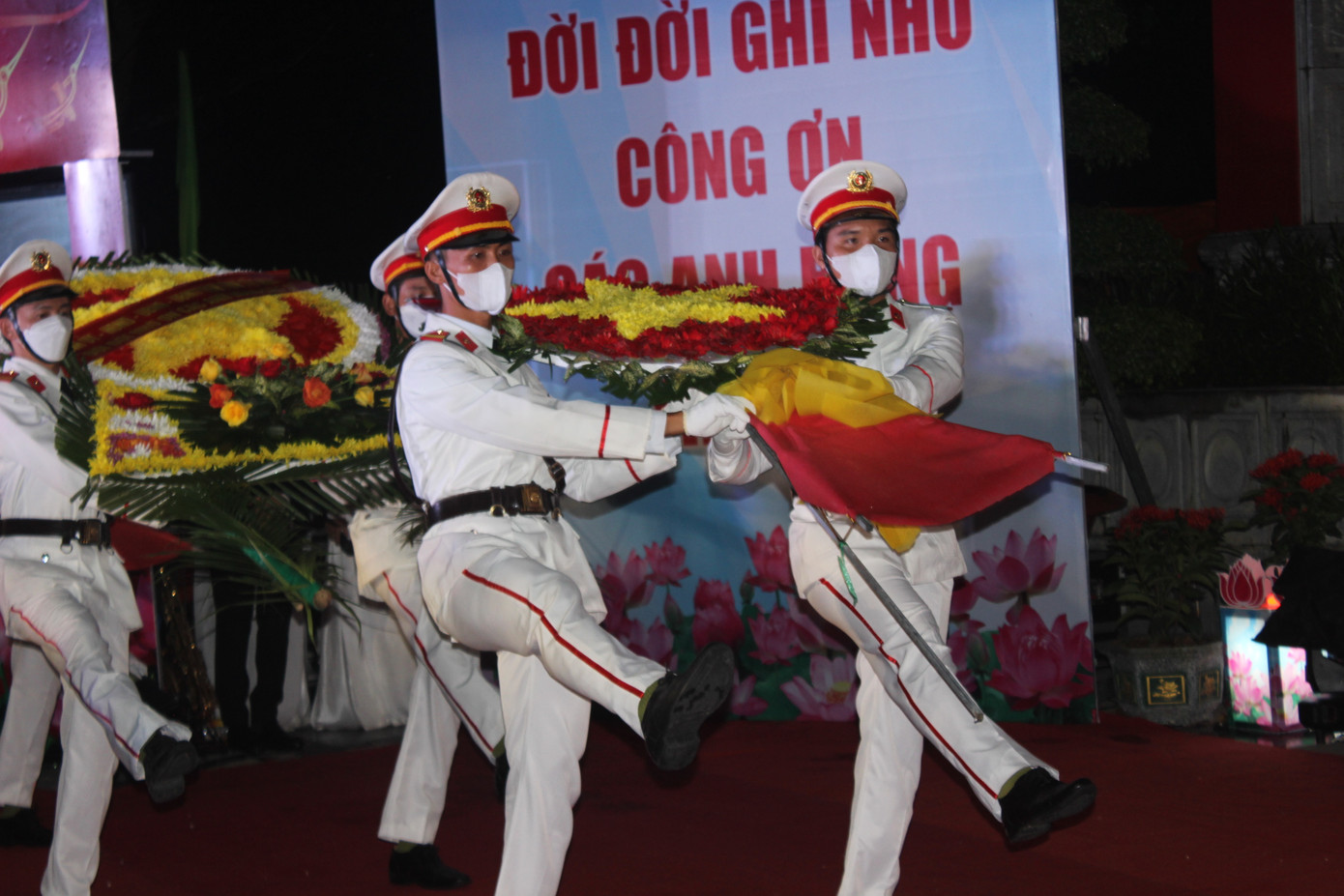 Nghi thức dâng hoa các Anh hùng liệt sĩ.