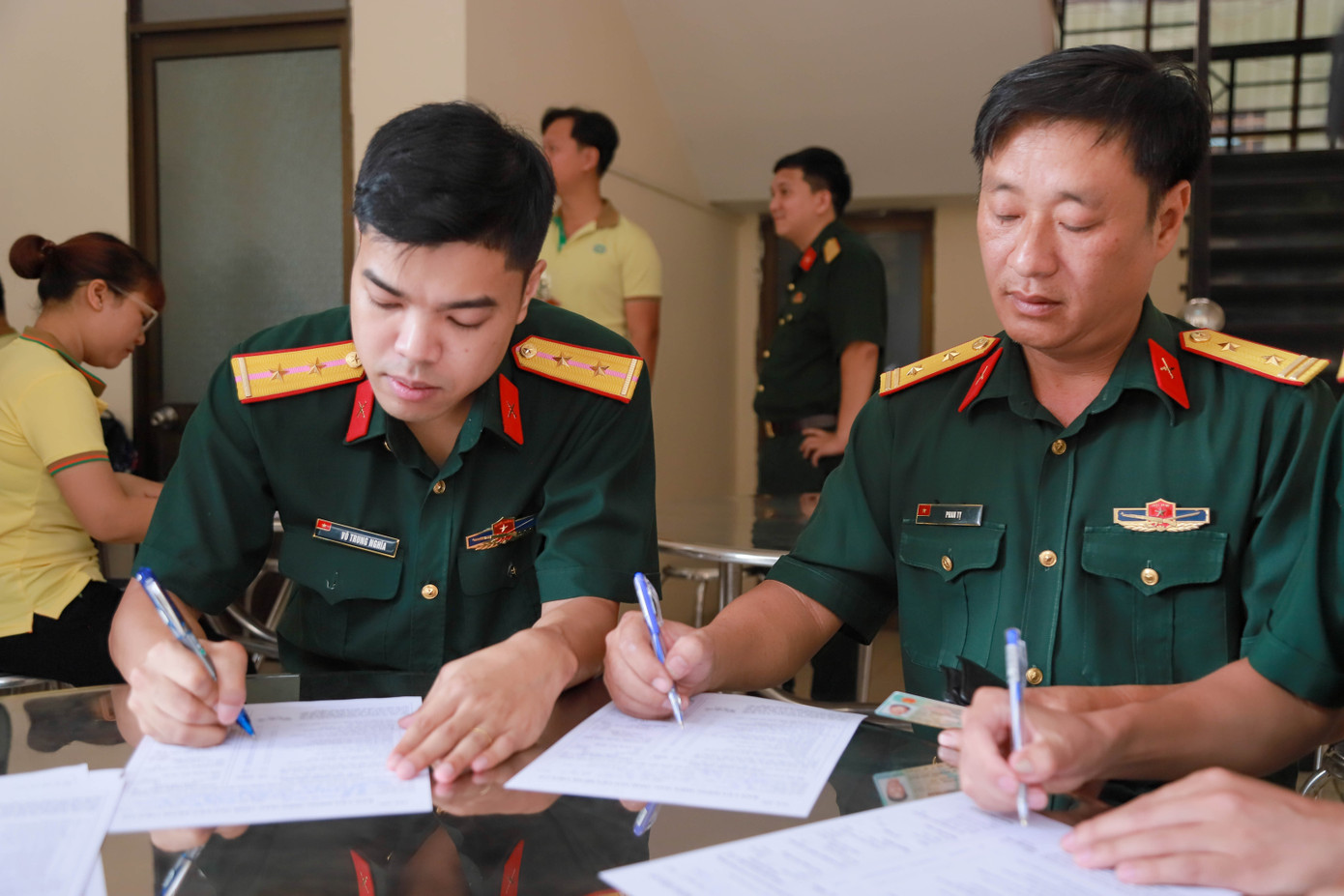 Từ sáng sớm, rất đông người hiến máu là cán bộ, công chức, viên chức, người lao động Công ty TECAPRO cùng các đơn vị trên địa bàn đã có mặt để tiến hành đăng ký và khám sàng lọc trước khi tham gia hiến máu.