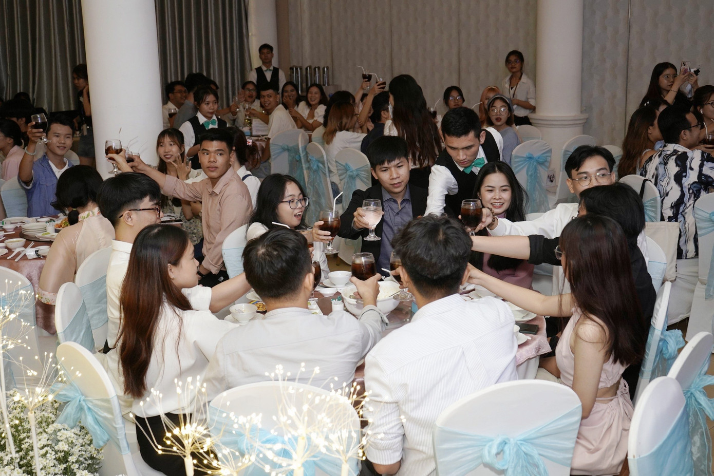 Khách mời chủ yếu là người thân cô dâu chú rể, giảng viên, sinh viên khoa Báo chí và Truyền thông. Khách mời chủ yếu là người thân cô dâu chú rể, giảng viên, sinh viên khoa Báo chí và Truyền thông.