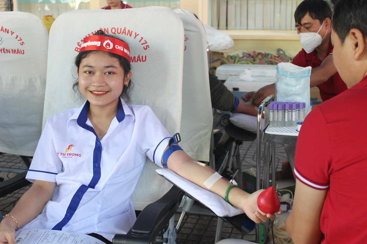 Trần Thị Yến Nhi (sinh viên năm nhất, khoa Kinh tế) cũng lần đầu tiên tham gia hiến máu. Yến Nhi bộc bạch: “Lớp mình có tới 30 bạn hưởng ứng hiến máu lần này. Mình thấy chương trình hiến máu Chủ nhật Đỏ rất ý nghĩa nên đăng ký tham gia liền. Mình rất vui khi cùng góp vào ngân hàng máu để phục vụ công tác cứu người khi các bệnh viện cần. Sau chương trình này, mình sẽ vận động người thân và bạn bè cùng tham gia hiến máu khi phù hợp”.