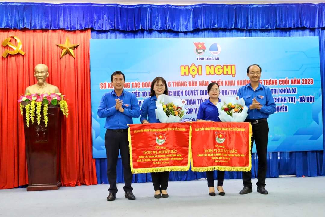 Tỉnh Đoàn Long An trao cờ và bằng khen cho các cá nhân, tập thể có nhiều thành tích trong công tác Đoàn - Hội 6 tháng đầu năm. Tỉnh Đoàn Long An trao cờ và bằng khen cho các cá nhân, tập thể có nhiều thành tích trong công tác Đoàn - Hội 6 tháng đầu năm.