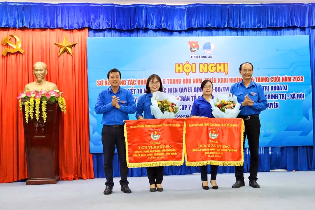 Tỉnh Đoàn Long An trao cờ và bằng khen cho các cá nhân, tập thể có nhiều thành tích trong công tác Đoàn - Hội 6 tháng đầu năm.