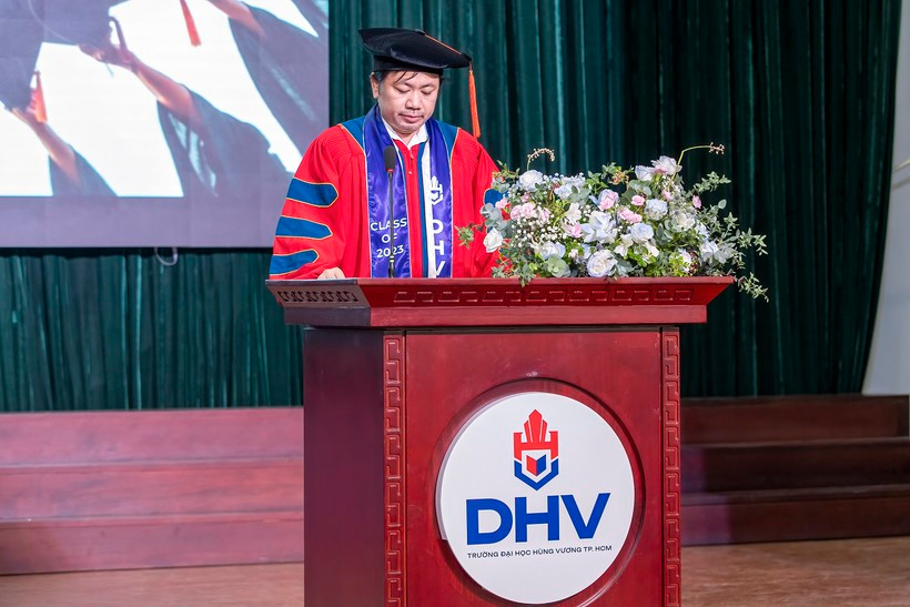 TS Trần Việt Anh, Phó Hiệu trưởng ĐH Hùng Vương TP. HCM phát biểu. TS Trần Việt Anh, Phó Hiệu trưởng ĐH Hùng Vương TP. HCM phát biểu.