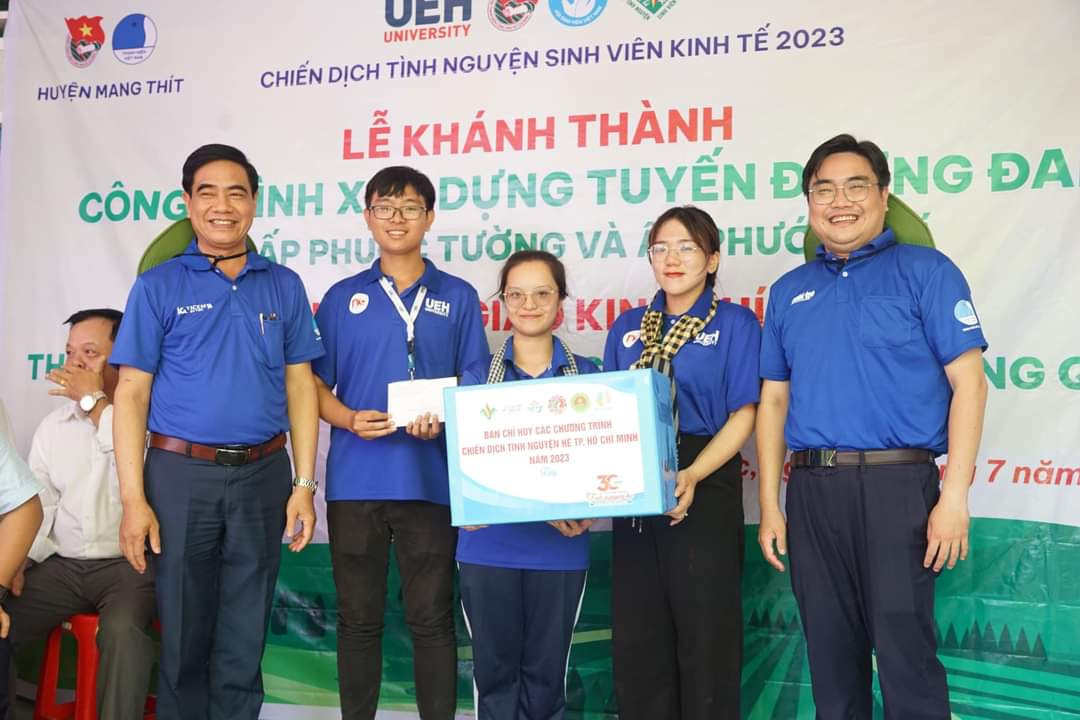 Đoàn đến thăm và tặng quà các chiến sĩ 'Mùa Hè Xanh' trường ĐH Kinh tế TP. HCM đang thực hiện các hoạt động tình nguyện tại Vĩnh Long.