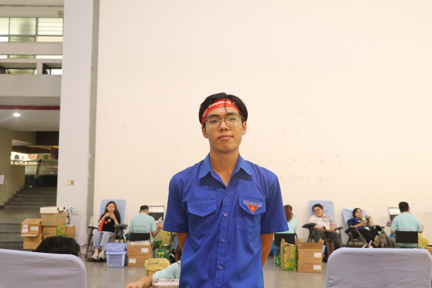 Hà Tài Nguyên đến từ rất sớm hỗ trợ công tác chuẩn bị chương trình.