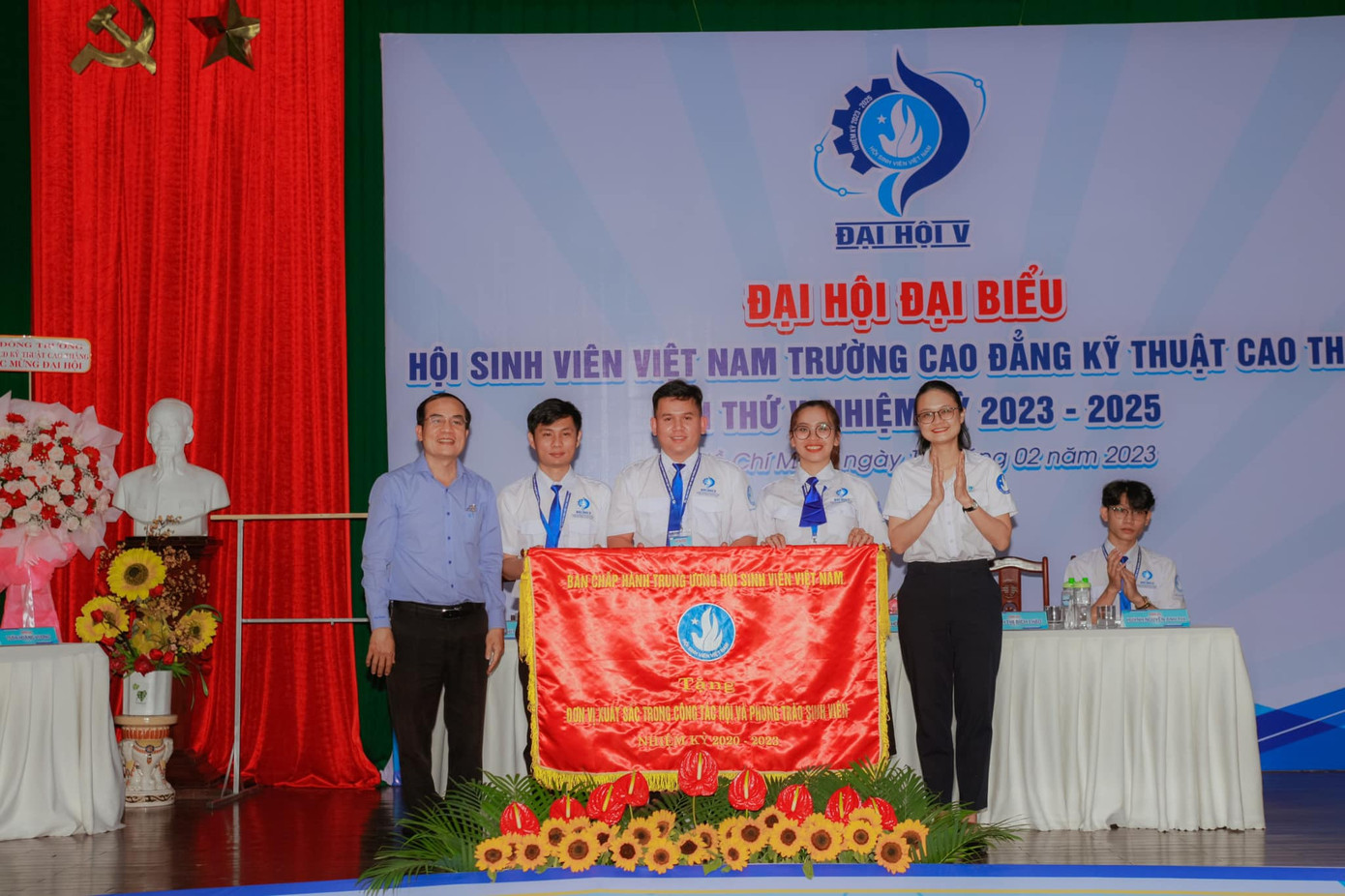 Hội Sinh viên trường CĐ Kỹ thuật Cao Thắng nhận Cờ thi đua tại Đại hội. (Ảnh: TLTĐ)