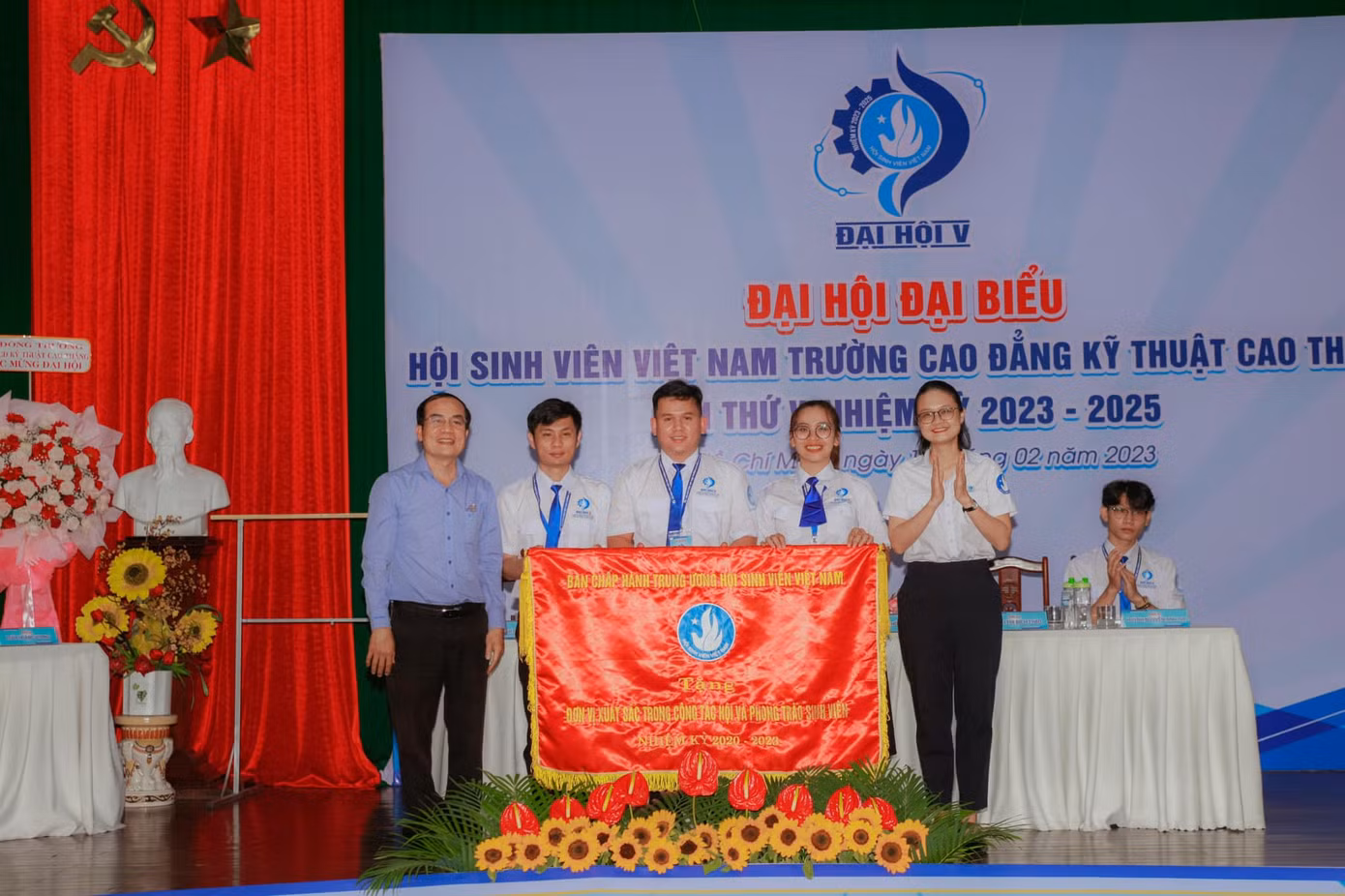 Hội Sinh viên trường CĐ Kỹ thuật Cao Thắng nhận Cờ thi đua tại Đại hội. (Ảnh: TLTĐ)