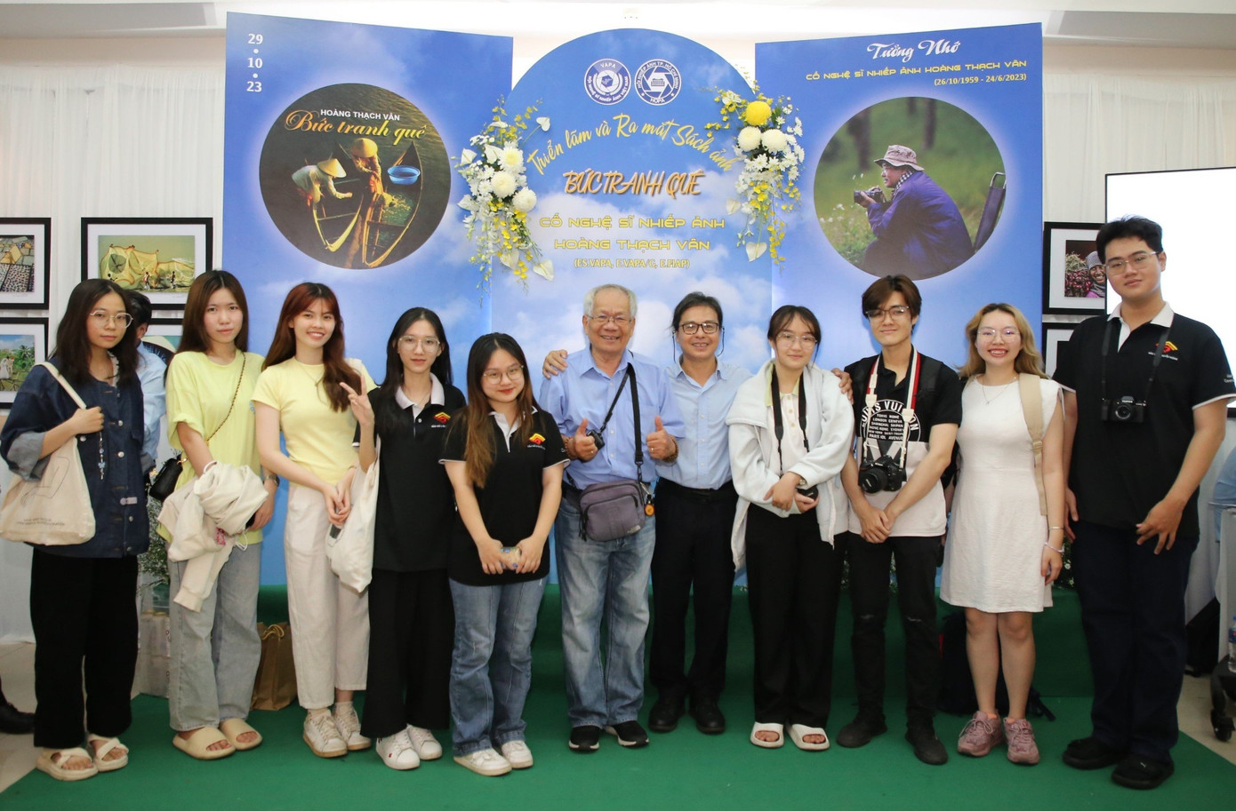 Các nhiếp ảnh gia, sinh viên báo chí đến buổi lễ để tưởng nhớ, cảm nhận những tác phẩm nghệ thuật của người nghệ sĩ tài hoa.