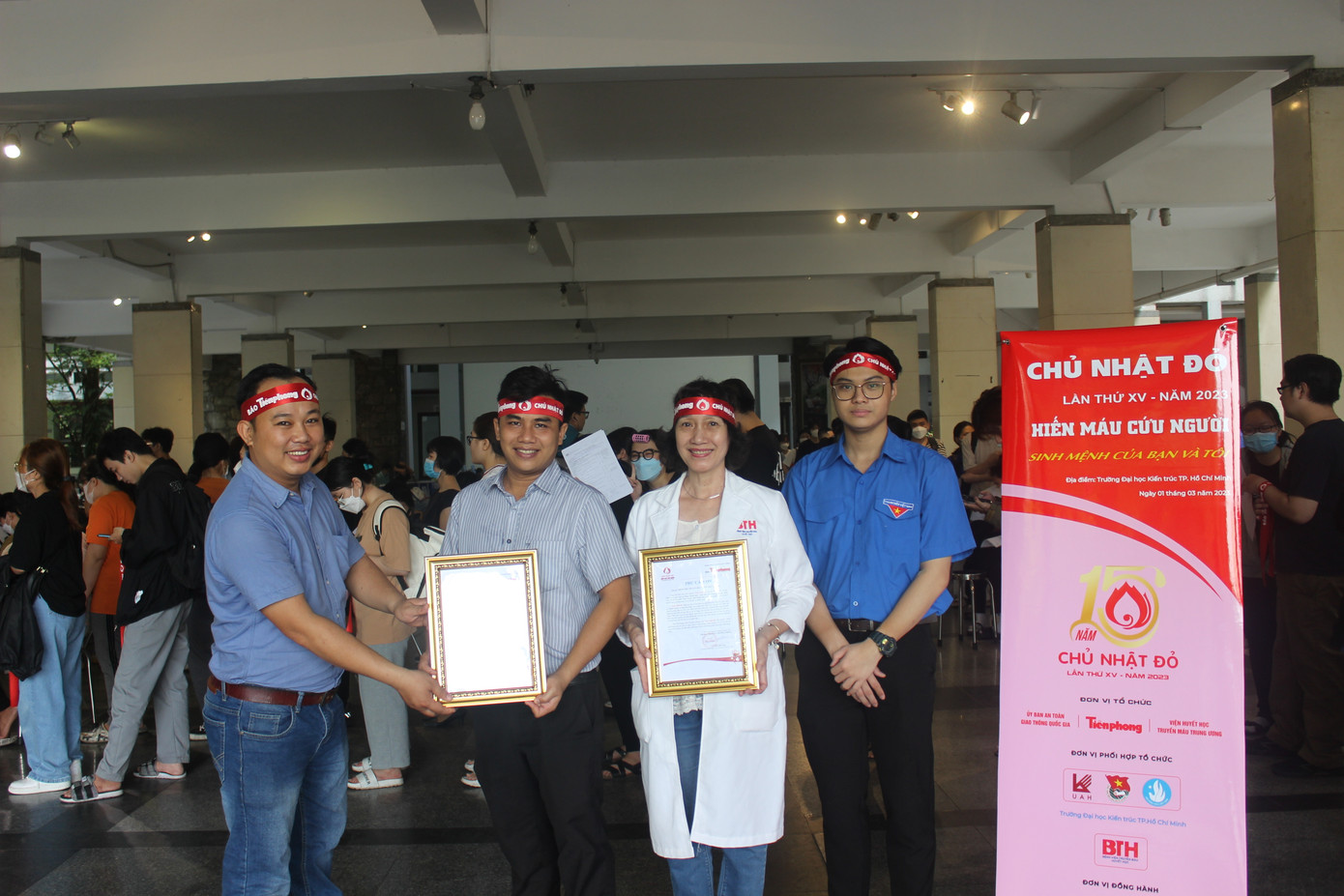 Đại diện báo Tiền Phong trao thư cảm ơn đối với hai đơn vị đồng hành.