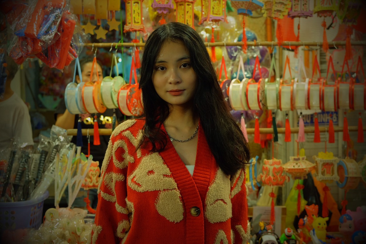 Nhiều bạn trẻ Sài Gòn tranh thủ những ngày thời tiết đẹp săn cho mình những bộ hình đẹp mùa Trung Thu tại con phố này.