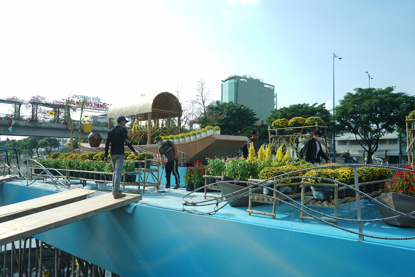 Các nhà vườn từ các tỉnh miền Tây mang hoa kiểng lên chợ bày bán. (Ảnh: Phong Nguyễn)