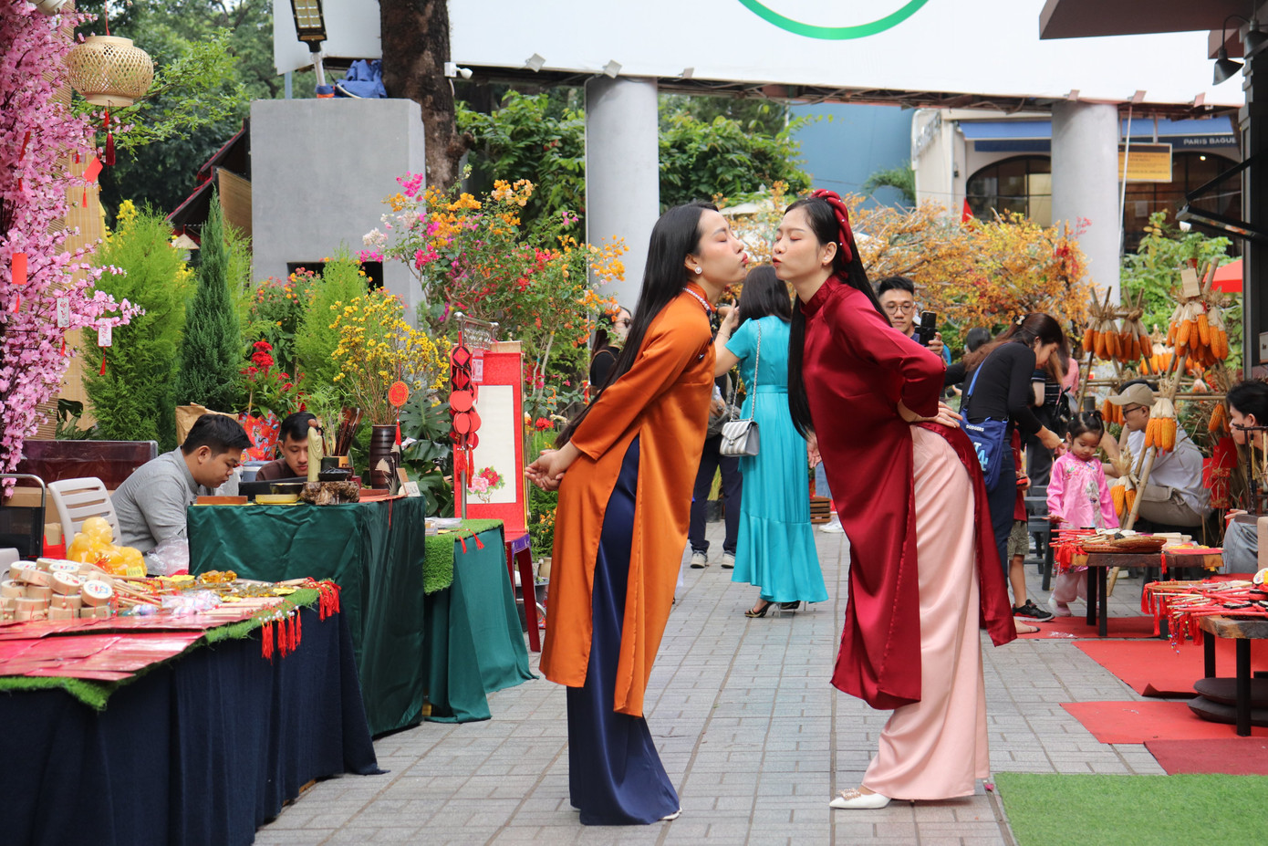 Nhiều bạn trẻ thuê Việt phục chụp ảnh để lưu lại cho mình những bộ ảnh đặc biệt. (Ảnh: Như Ngọc)