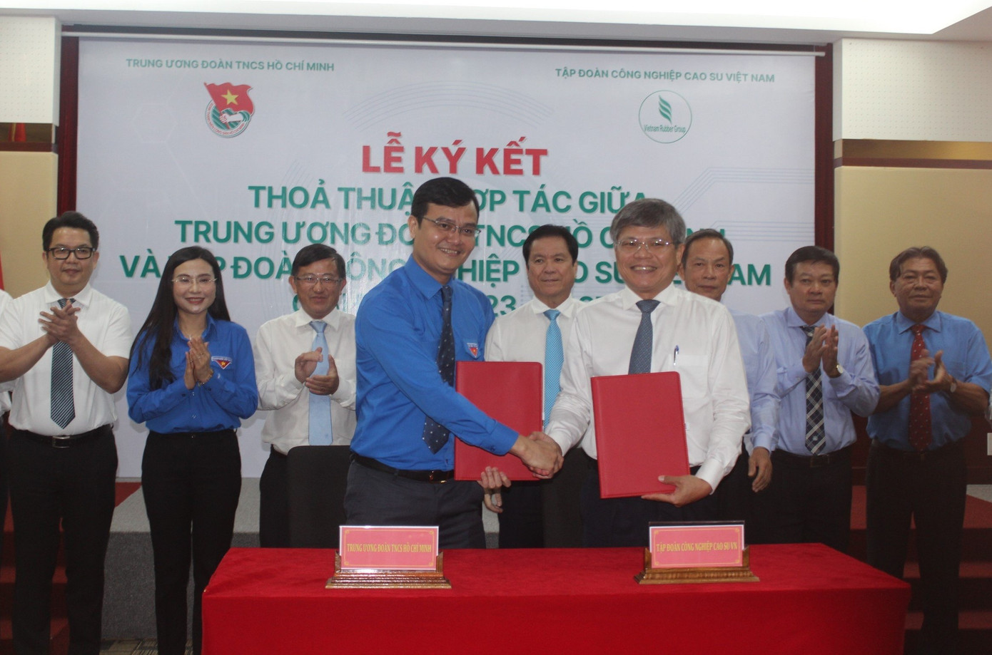 Anh Bùi Quang Huy (bên trái) và ông Trần Công Kha - Chủ tịch HĐQT VRG ký kết thỏa thuận hợp tác giữa T.Ư Đoàn và Tập đoàn Công nghiệp cao su Việt Nam, giai đoạn 2023 – 2027.