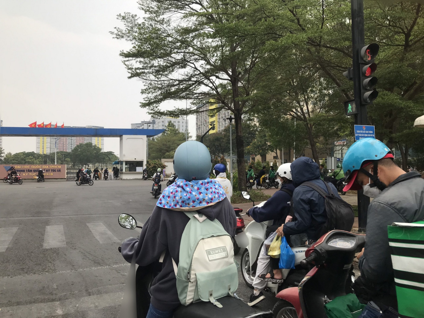 Sinh viên tại Làng ĐH Thủ Đức bịt kín khi đi dưới trời nắng gắt.