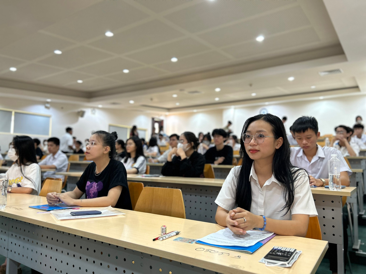 Thí sinh tham dự kỳ thi Đánh giá năng lực đợt 1 do ĐHQG TP. HCM tổ chức. Thí sinh tham dự kỳ thi Đánh giá năng lực đợt 1 do ĐHQG TP. HCM tổ chức.