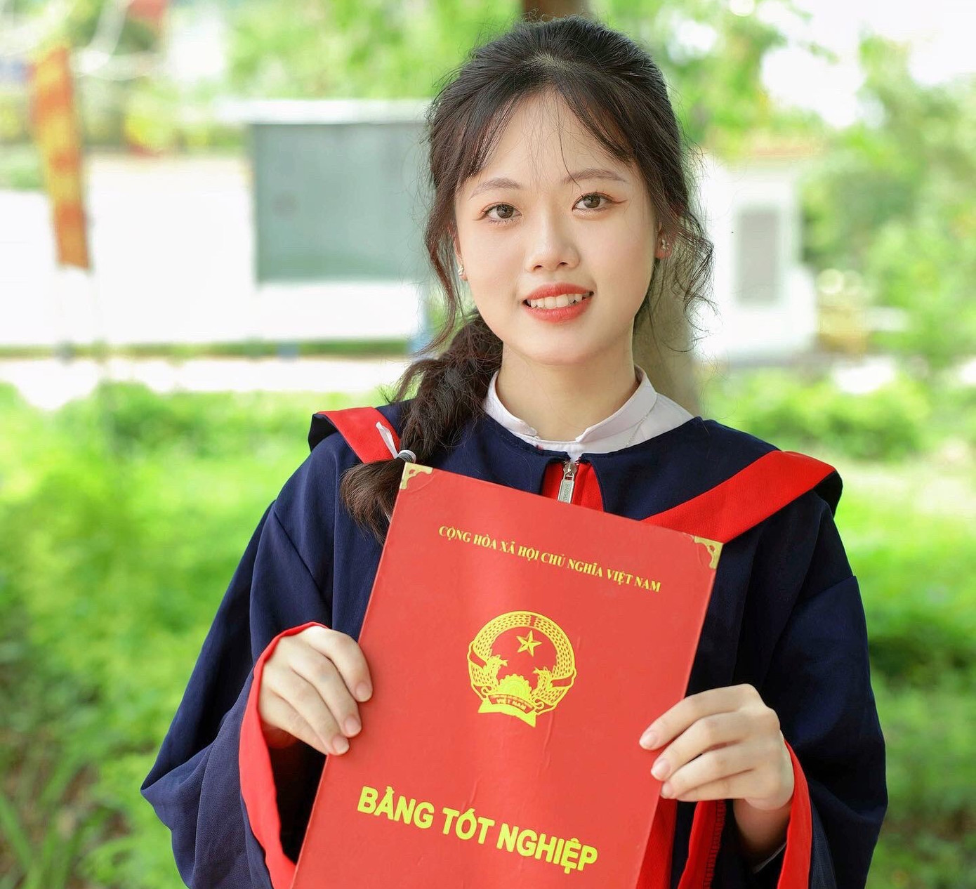 Nguyễn Thị Thu Hiền trở thành thủ khoa khối D tỉnh Đăk Nông. (Ảnh: NVCC) Nguyễn Thị Thu Hiền trở thành thủ khoa khối D tỉnh Đăk Nông. (Ảnh: NVCC)