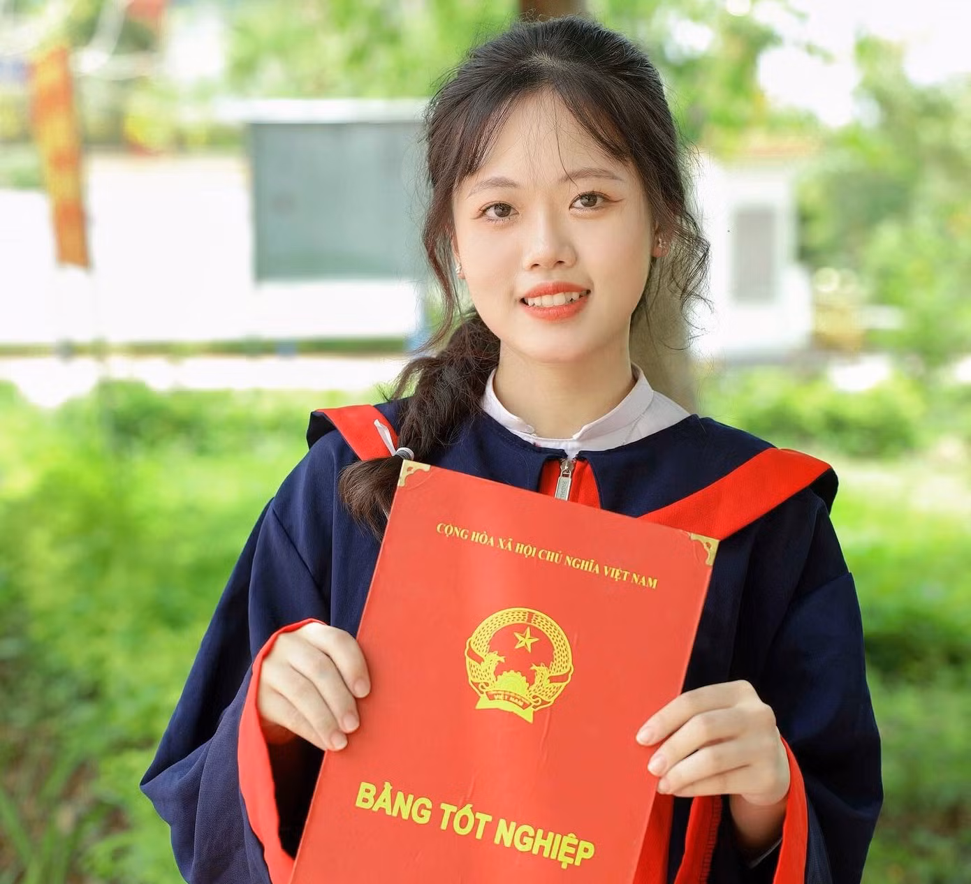 Nguyễn Thị Thu Hiền trở thành thủ khoa khối D tỉnh Đăk Nông. (Ảnh: NVCC)