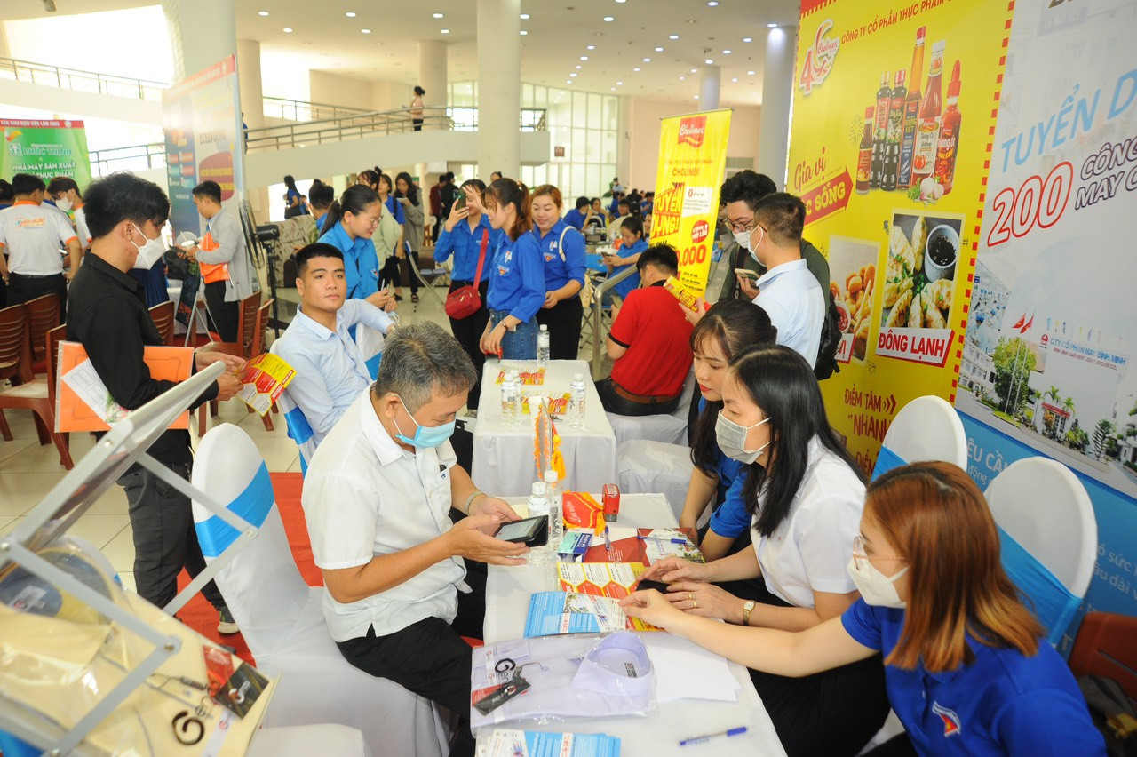 Rất đông các bạn trẻ có mặt trong ngày ra mắt "Sàn giao dịch việc làm 2023" nhằm tìm kiếm cơ hội việc làm cho mình. Rất đông các bạn trẻ có mặt trong ngày ra mắt "Sàn giao dịch việc làm 2023" nhằm tìm kiếm cơ hội việc làm cho mình.