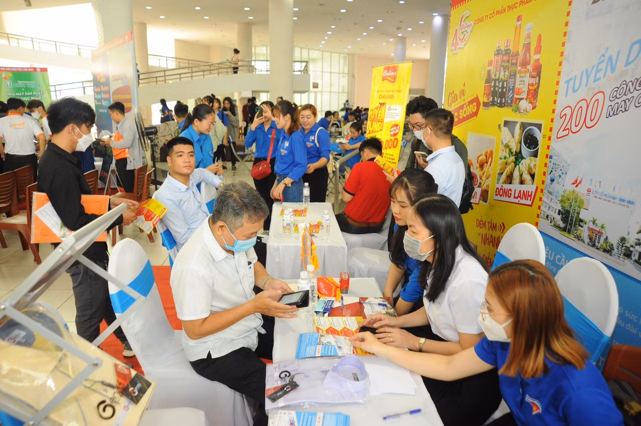 Rất đông các bạn trẻ có mặt trong ngày ra mắt "Sàn giao dịch việc làm 2023" nhằm tìm kiếm cơ hội việc làm cho mình.