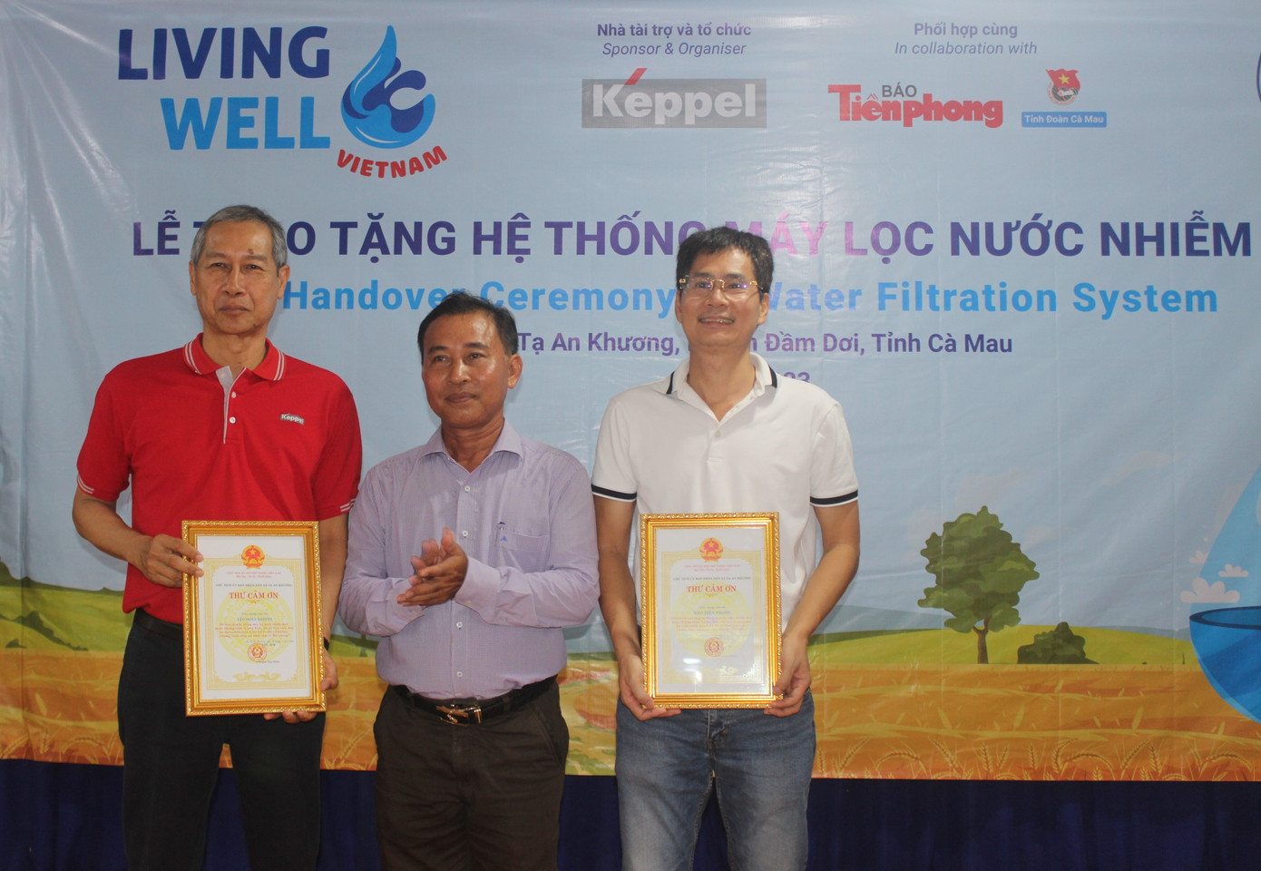 Nhà báo Lý Thành Tâm - Trưởng cơ quan đại diện báo Tiền Phong (bên phải) và ông Adris Bin Isnin - Giám đốc Bộ phận Quản lý Dự án và Bền vững thuộc Bộ phận Bất động sản của Tập đoàn Keppel tại Việt Nam (bên trái) nhận thư cảm ơn từ lãnh đạo UBND xã Tạ An Khương. Nhà báo Lý Thành Tâm - Trưởng cơ quan đại diện báo Tiền Phong (bên phải) và ông Adris Bin Isnin - Giám đốc Bộ phận Quản lý Dự án và Bền vững thuộc Bộ phận Bất động sản của Tập đoàn Keppel tại Việt Nam (bên trái) nhận thư cảm ơn từ lãnh đạo UBND xã Tạ An Khương.