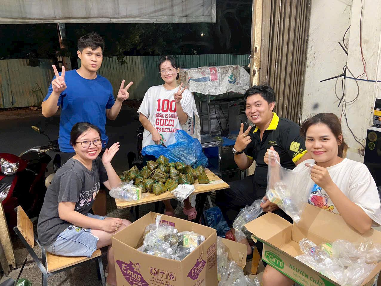 Các thành viên nhóm Tuấn cùng thực hiện hoạt động.