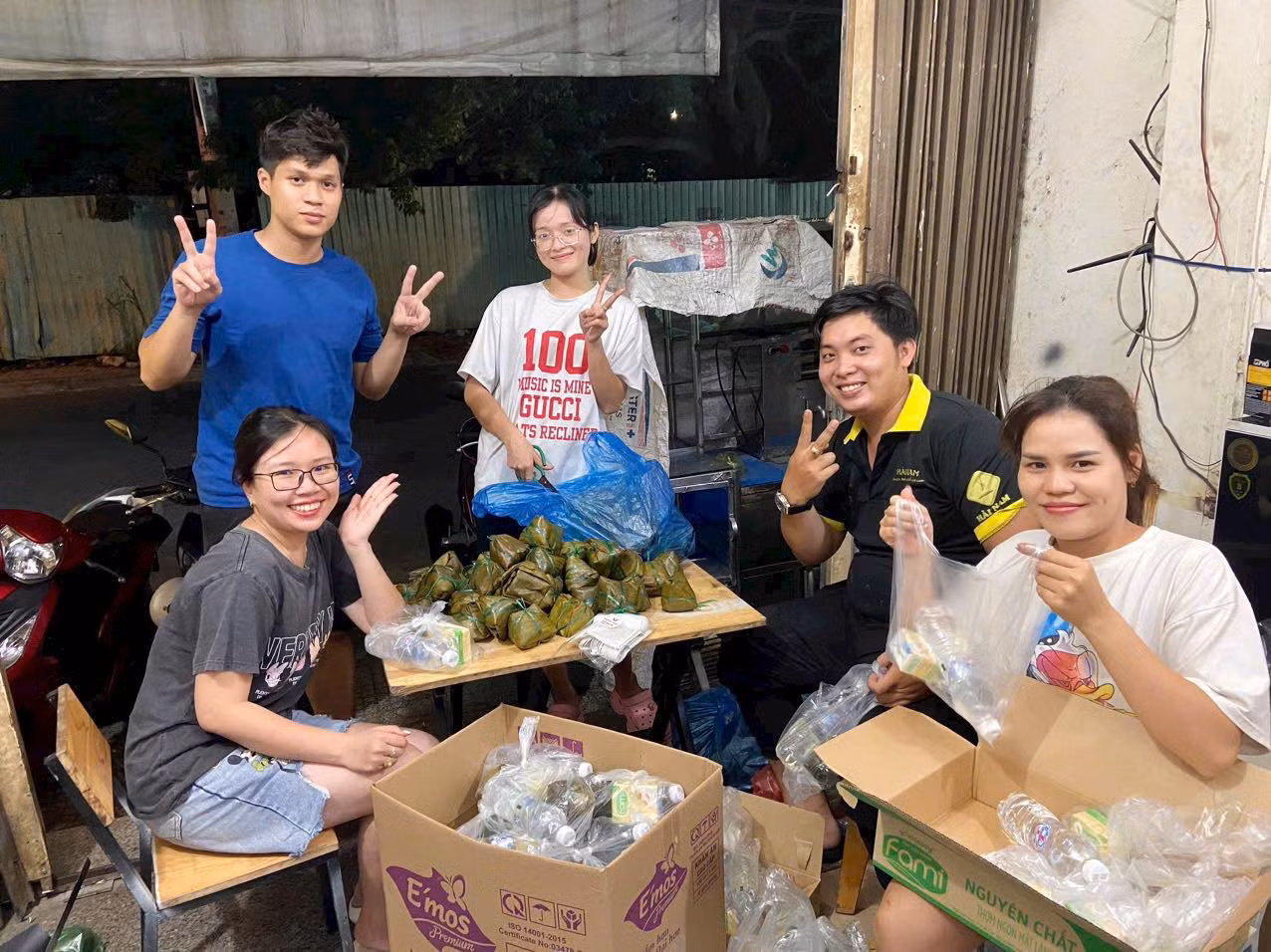 Các thành viên nhóm Tuấn cùng thực hiện hoạt động.