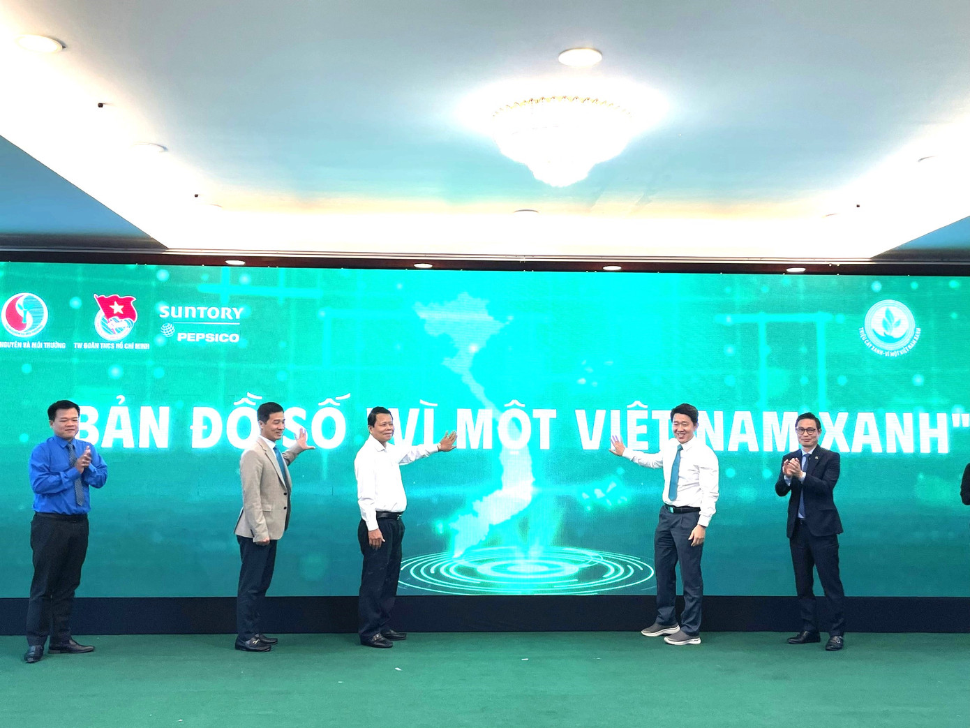 Tại chương trình, T.Ư Đoàn đã ra mắt Bản đồ số “Vì một Việt Nam xanh”. Bản đồ số cung cấp các thông tin về rừng Việt Nam, kết quả triển khai chương trình “Vì một Việt Nam xanh”.