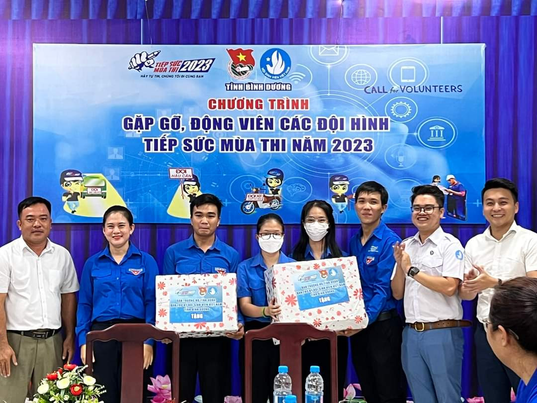 Chị Trần Thị Diễm Trinh – Bí thư Tỉnh Đoàn, Chủ tịch Hội Sinh viên tỉnh Bình Dương (thứ hai, từ trái sang) cùng đoàn công tác đã đến thăm, tặng quà đoàn viên, học sinh tham gia đội hình "Tiếp sức mùa thi" trường THPT Trịnh Hoài Đức, TP. Thuận An và trường THPT Nguyễn Đình Chiểu, TP. Thủ Dầu Một, tỉnh Bình Dương.