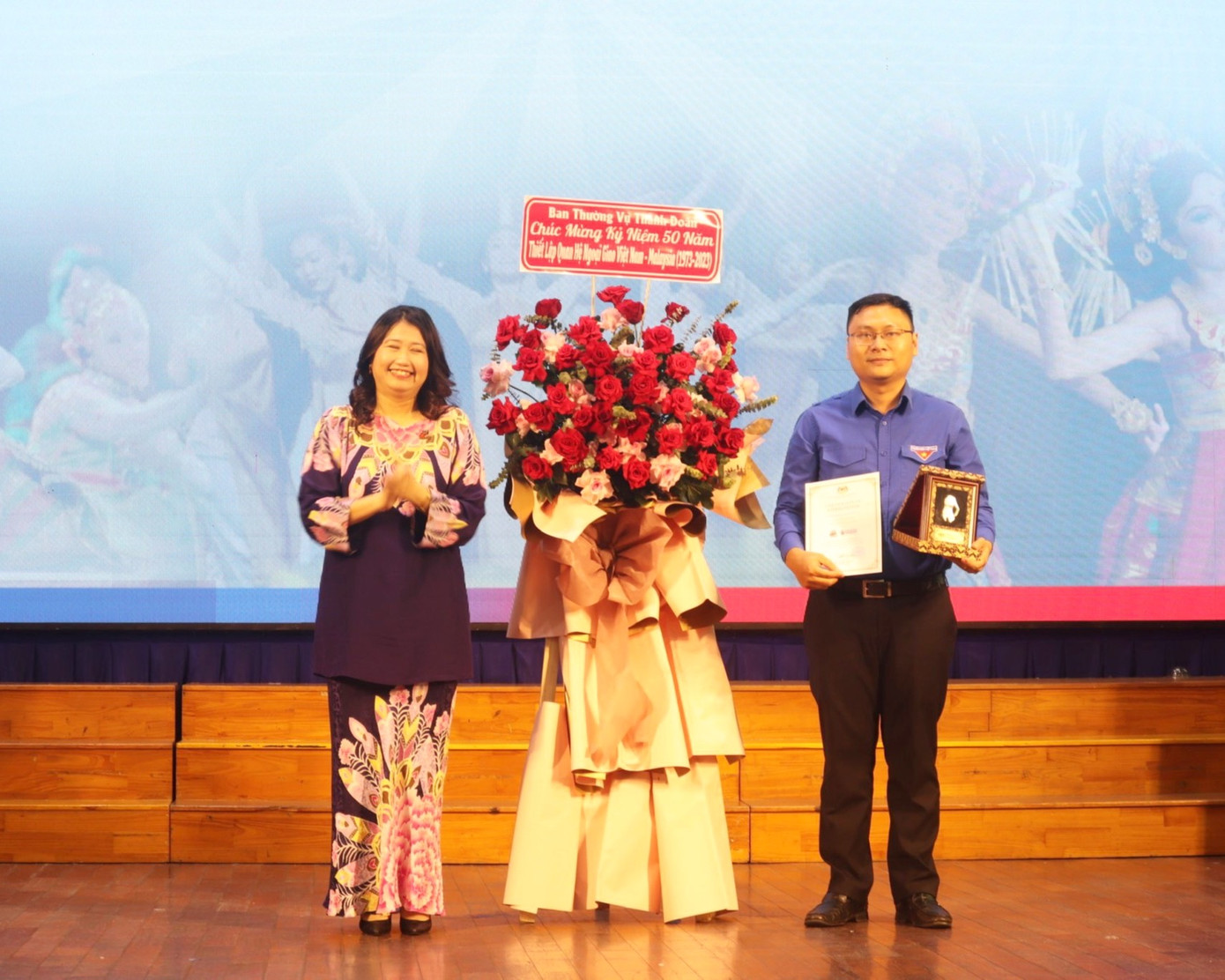 Anh Trương Minh Tước Nguyên - Phó Bí thư Thành Đoàn TP. HCM (phải) trao hoa cho bà Wong Chia Chiann – Tổng Lãnh sự Malaysia tại TP. HCM.